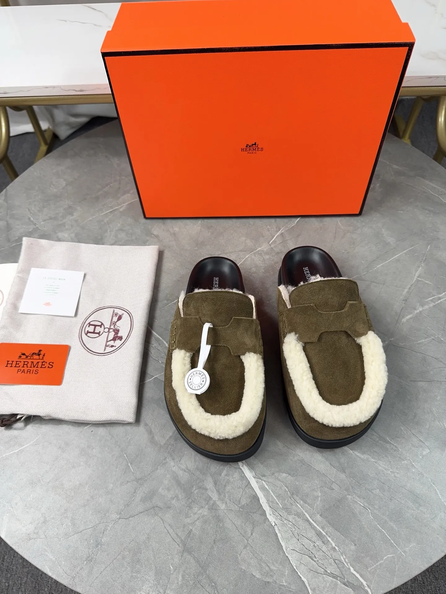p460🐮🐮HERMES Birkenstock Mules🍬 Spring and summer really need versatile slippers. They have a casual and high-end feel, and the comfort is also great. The large toe design adds a playful feel, and the slip-on design is convenient and practical to wear. 🌷Upper: original high mercerized cow velvet 🌷Inner lining: wool 🌷Outsole: original TPU water platform + rubber film combination 🌷Number of sizes: women's size 35-40 (40-41 -42 is not returnable) men's size: 38-45 (45 is not returnable)